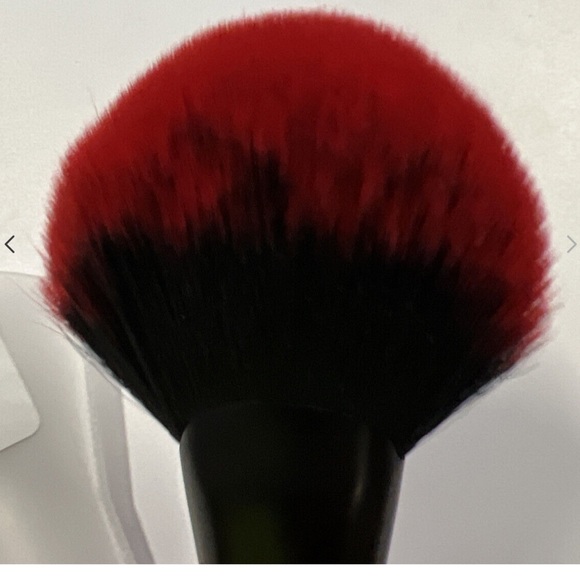 MAC Stranger Things 140SES Synthetic Full Fan Brush - Brand New In Package - Picture 3 of 13